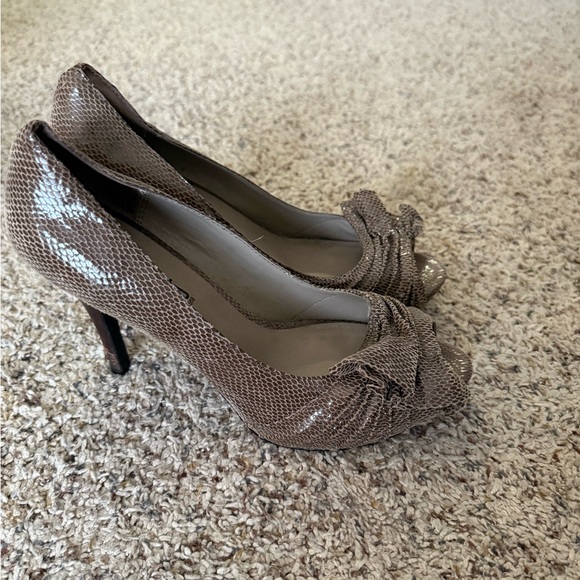 Moda Spana Women's Peep Toe Heels Dark Grey Snakeskin Print Half Bow 8M - Picture 2 of 6